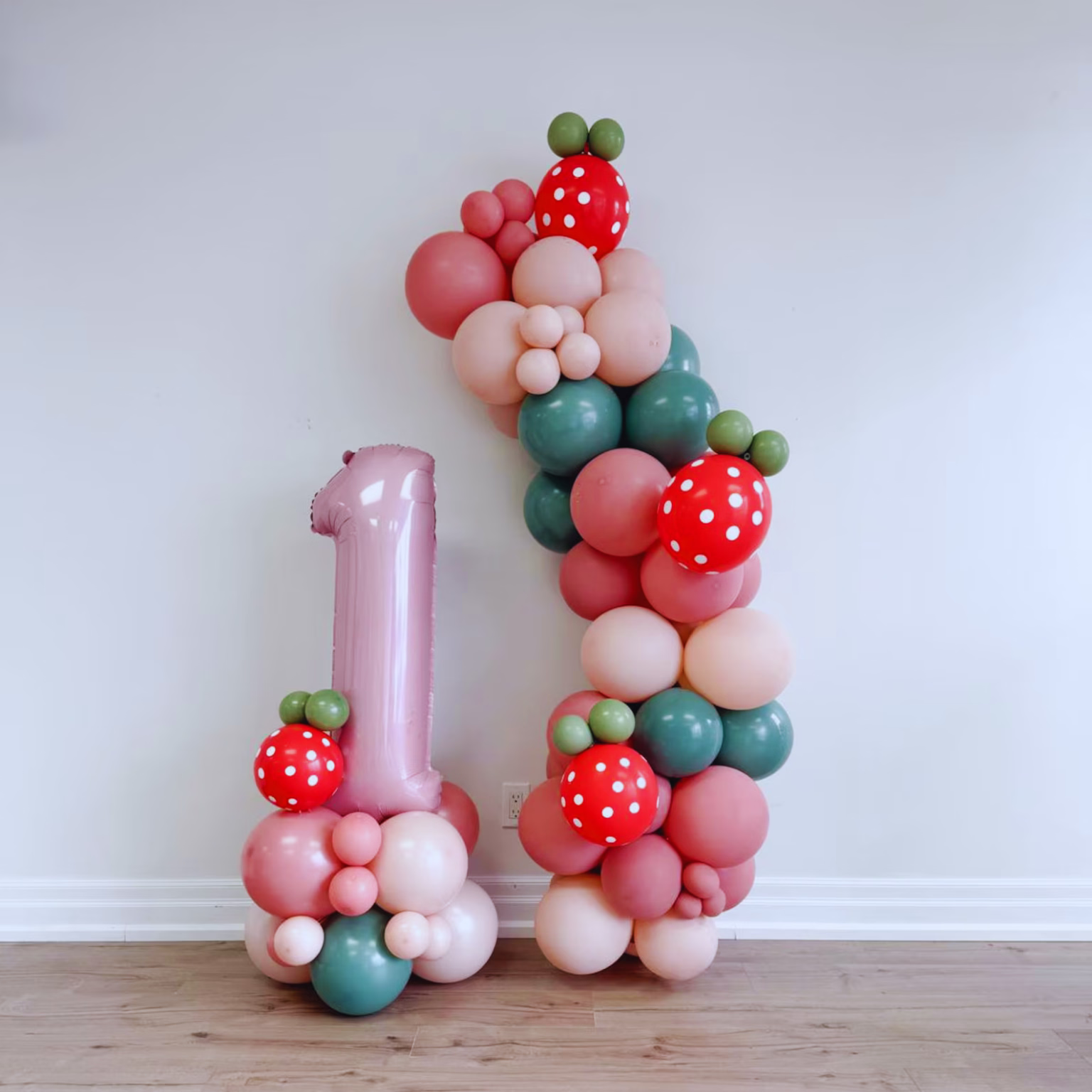 Haz que tu fiesta sea inolvidable con esta encantadora decoración con globos inspirada en fresas o lunares, ideal para cumpleaños infantiles, baby showers o eventos especiales. Su combinación de colores suaves con toques de rojo vibrante y lunares blancos crea un ambiente festivo, dulce y elegante que sorprenderá a tus invitados.
