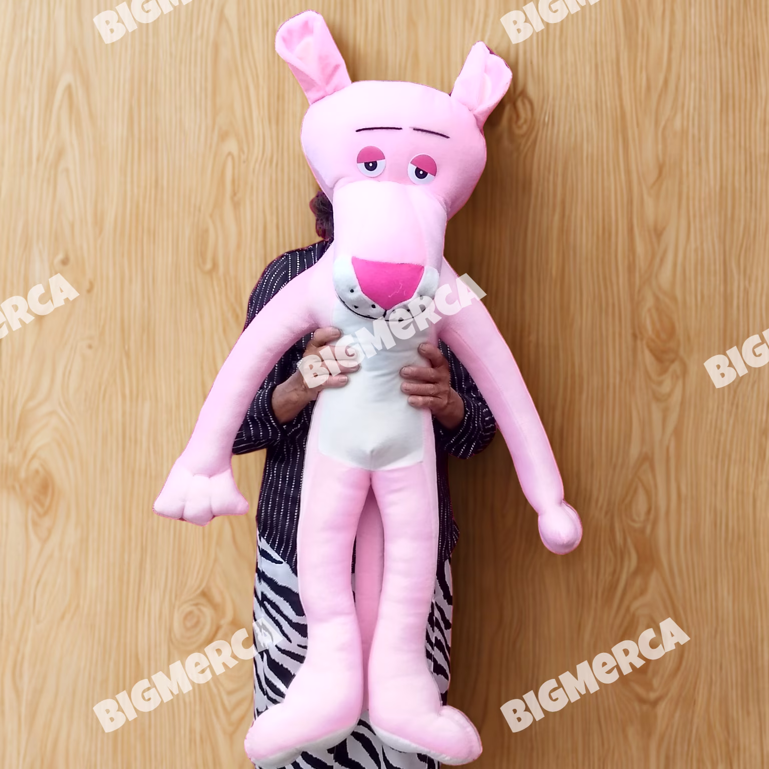 Esta increíble Pantera Rosa Peluche Grande mide un metro de altura, lo que lo convierte en el amigo perfecto para niños y adultos por igual. Con su característico color rosa, su simpática sonrisa y sus grandes ojos soñolientos, este peluche captura toda la esencia del famoso personaje.