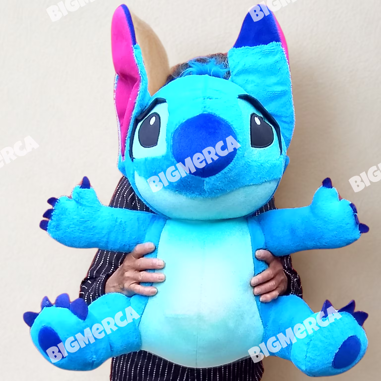 Este peluche Stitch grande, el entrañable extraterrestre de Lilo & Stitch, es perfecto para ti. Con una altura de 60 centímetros, es el tamaño ideal para abrazar, decorar tu espacio o llevar contigo a todas partes.