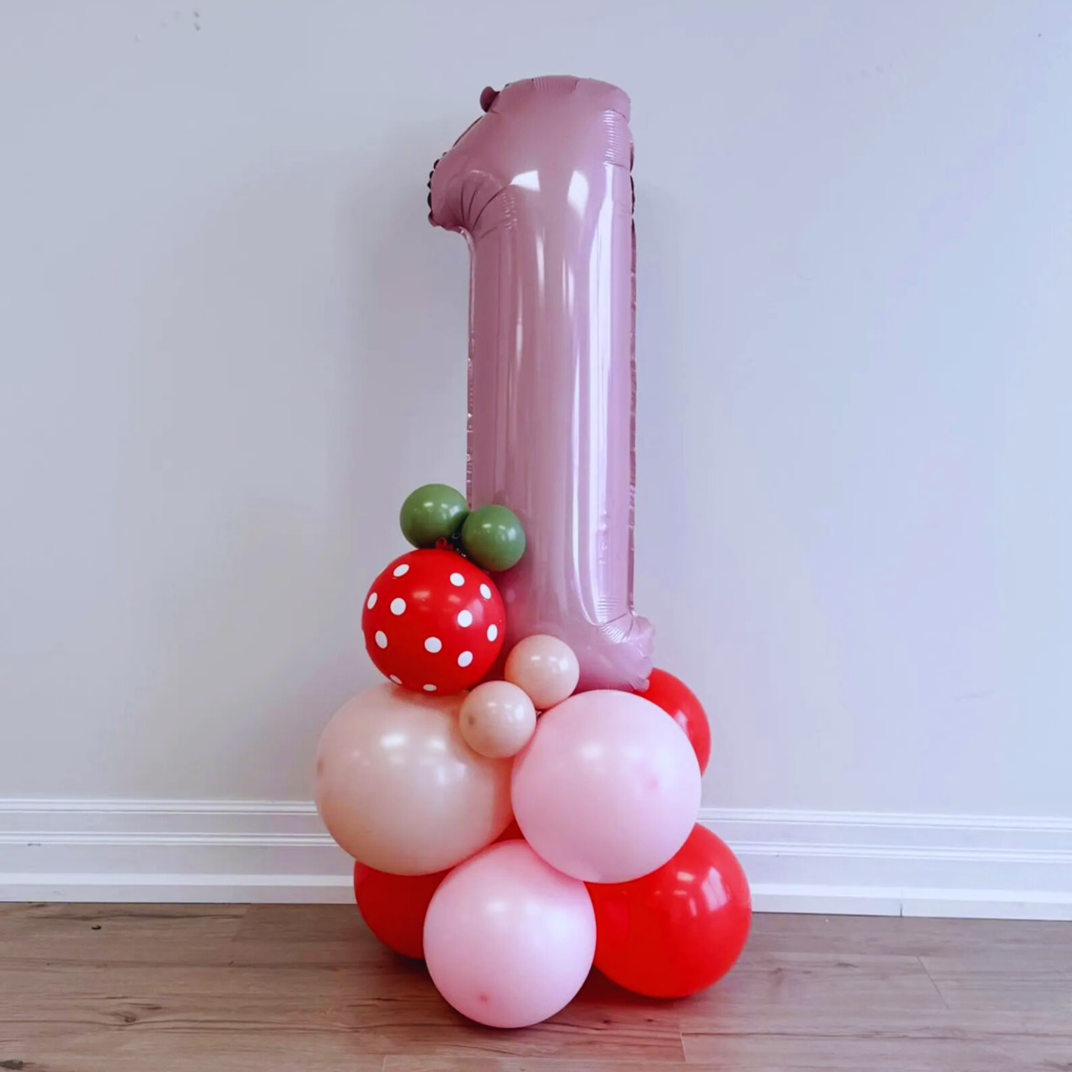 Celebra ese día tan especial con este encantador arreglo con globos para cumpleaños, diseñado con un alegre estilo de fresas y lunares.