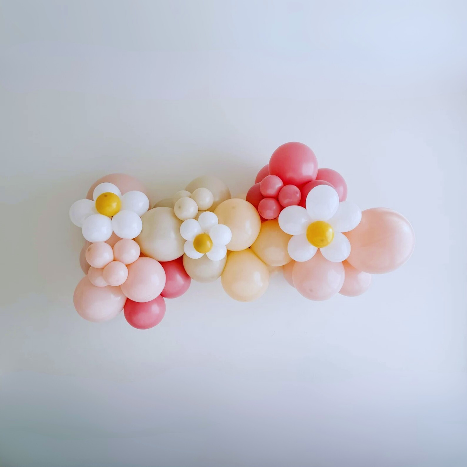 Celebra con encanto y delicadeza con esta hermosa guirnalda de globos en tonos pastel rosa pálido y ruborizado, perfecta para decorar fiestas de cumpleaños, baby showers, bautizos o cualquier evento especial que busque un toque tierno y elegante.